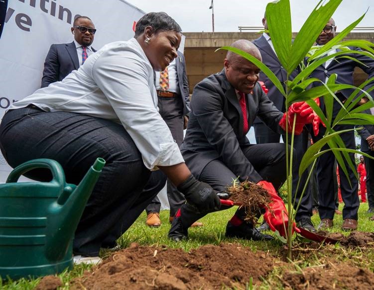 Directeur général du groupe, United Bank for Africa (UBA). M. Oliver Alawuba et le directeur général des parcs et jardins de l'État de Lagos, Adetoun Popoola, lors du lancement de l'initiative de plantation d'arbres de la Fondation UBA, qui s'est tenu récemment au jardin de la Fondation UBA à Marina, Lagos.